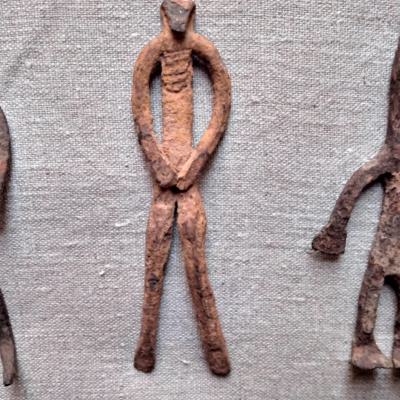 Three small, iron altar figures; H. 10-12-11 cm. Gan-Lobi-Dogon. Burkina Faso- Burkina Faso-Mali. 