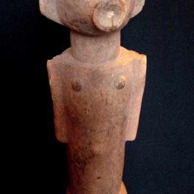Expressive wooden female figure, sculpted in an abstract style. H. 34 cm. Lama, Togo.