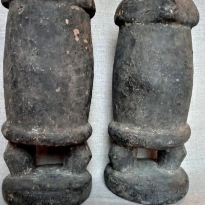 A pair of darkly patinated Losso-figures, used on family altars. H. 23 cm. Togo.