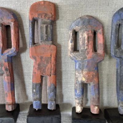 4 Small flat figurines, used on family altars, to communicate with the ancestors. Rudimentary human outllines. Figures representing market women, carrying their ware on their heads. Height. 18-19 cm. Ewe,Togo.